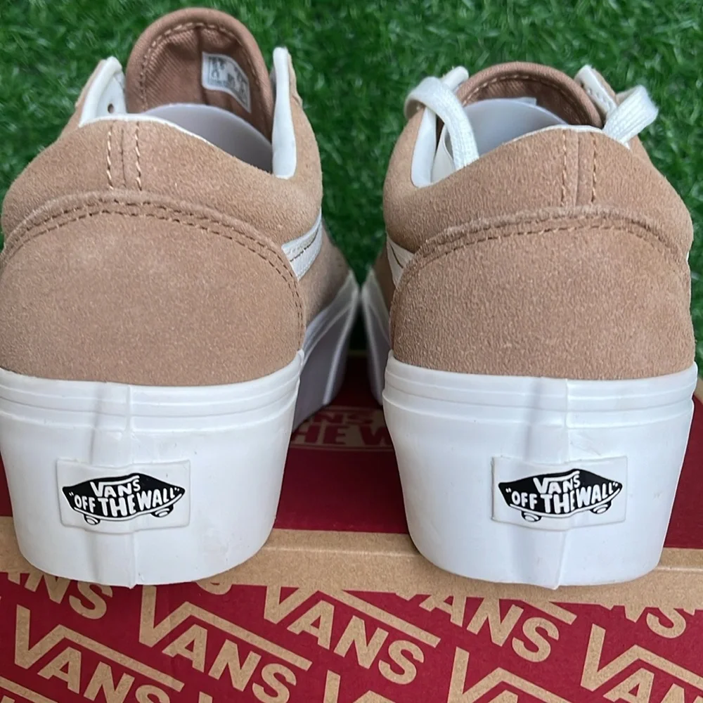 Vans WMNS Old Skool Stacked Soft Suede Burro/True White
VN0A7Q5MB69
Platforms - Picture 13 of 16
